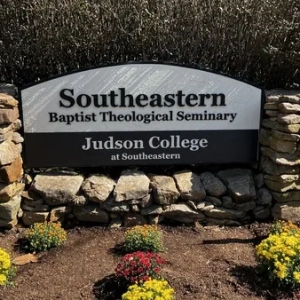 Monument entrance sign for college
